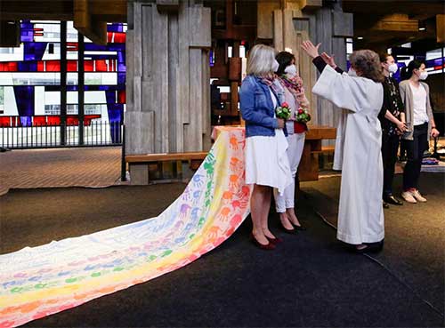 Germany: defying the Vatican, Catholic priests bless homosexual couples