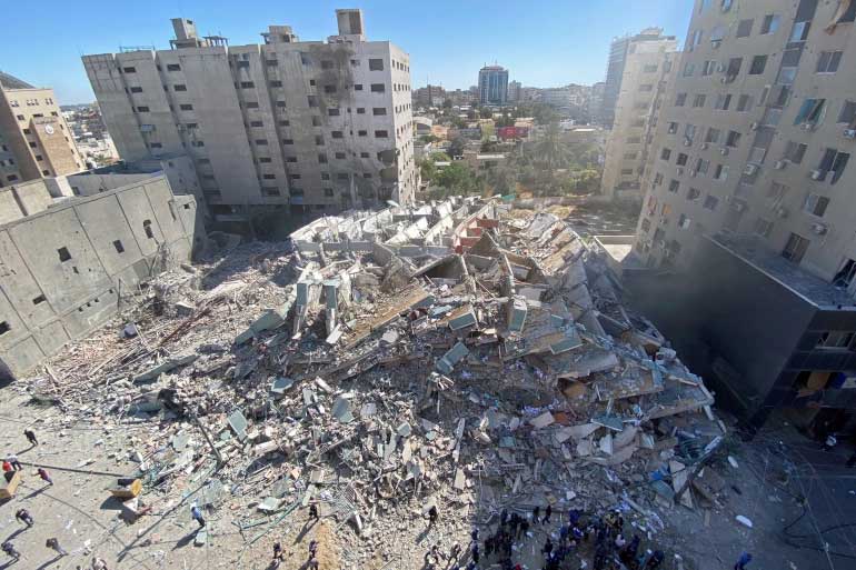 巴勒斯坦：占领继续摧毁加沙居民的塔楼和房屋的战争，抵抗力量炸毁了以色列的深度